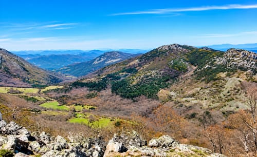 Paisaje de valle montañoso cerca de El descanso del peregrino en Guadalupe, Cáceres, España
