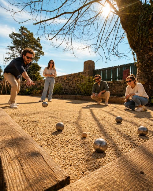 Des invités jouent à la pétanque à La Maison 1903 B&B à Trévou-Tréguignec, France