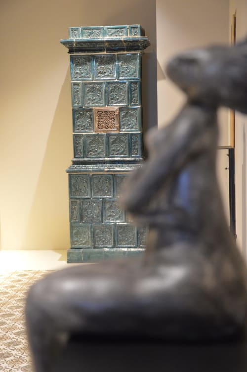 Collezione di ceramiche medievali a Villa Rosati con piastrelle blu decorative e pezzo centrale in terracotta a Sanzeno
