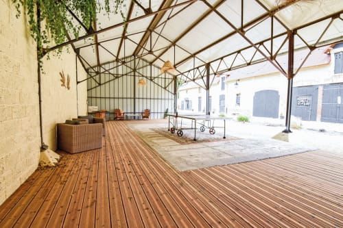 Terrasse couverte en bois à la Domaine Du Grand Fort, un gîte rural français