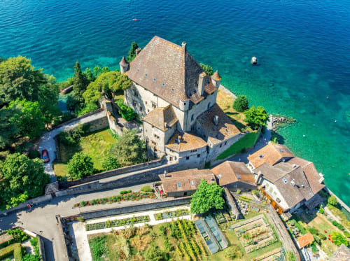 Vue aérienne du Château de Chillon sur le lac Léman près de Morzine, château historique en pierre avec tourelles