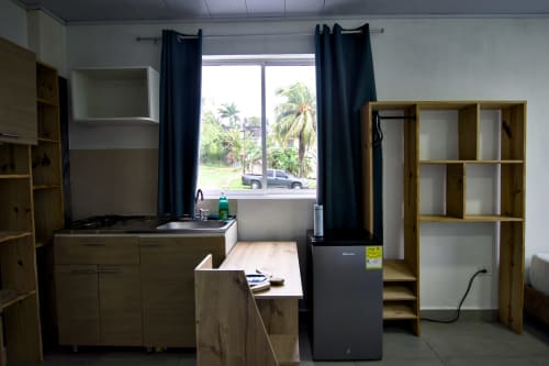 Moderna cocineta de apartamento con estufa, fregadero, refrigerador y almacenamiento de madera en Vamos pa San Andrés Isla BnB, Colombia