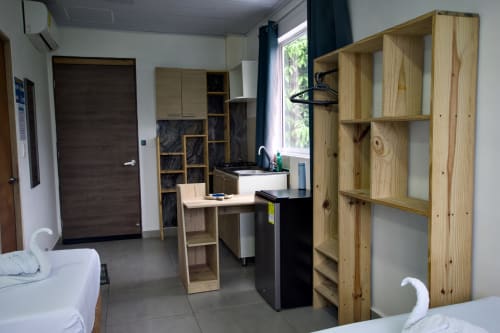 Departamento Calamares en Vamos pa San Andrés Isla BnB con estantes de madera, cocineta, escritorio y mobiliario moderno