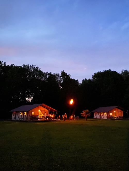 Glamping illuminé au crépuscule aux gîtes de Cormenin, Saint-Hilaire-sur-Puiseaux