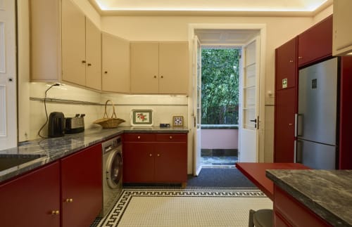 Cozinha moderna em Furnas com armários bordô, eletrodomésticos em aço inoxidável e piso geométrico com vista para