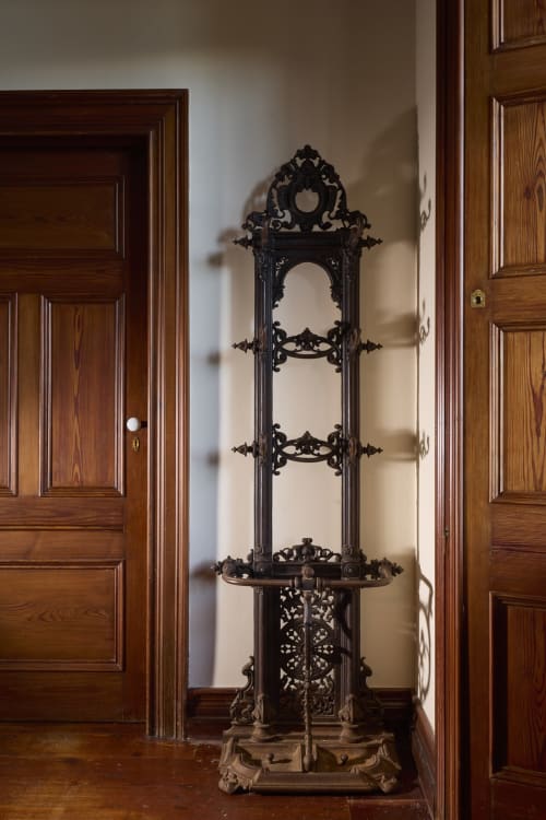 Espelho ornamental de ferro forjado preto no corredor da Casa da Lagoa, Furnas São Miguel