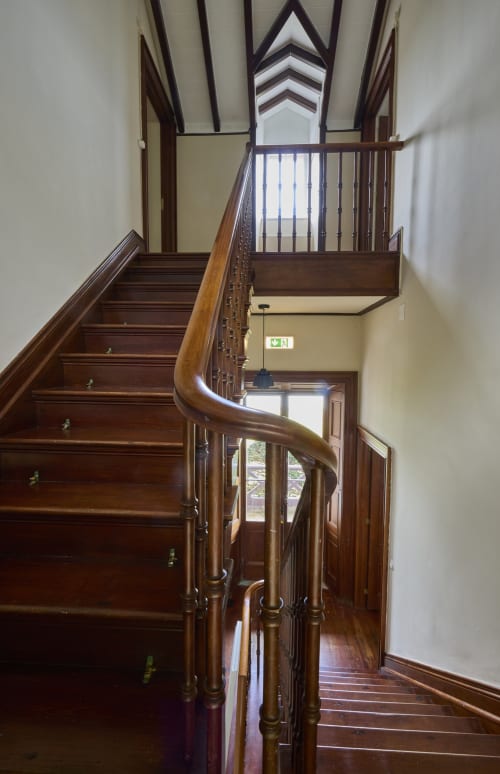 Elegante escada de madeira com corrimão curvo na casa de hóspedes Casa da Lagoa, Furnas, São Miguel