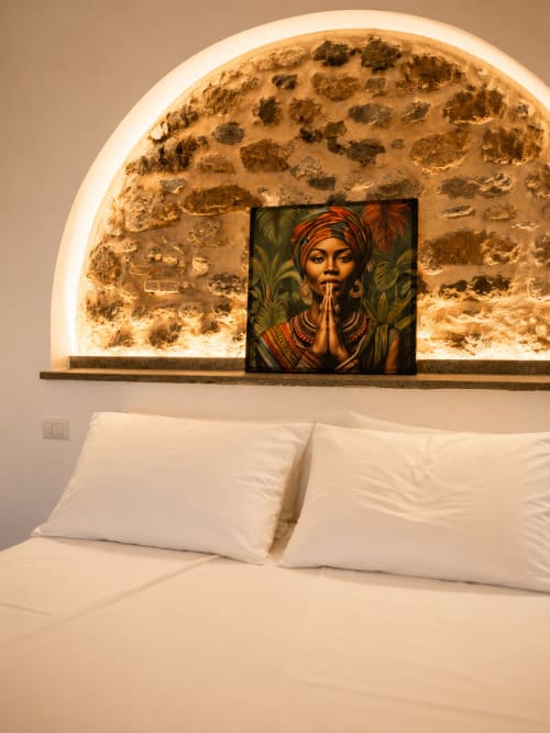 Camera da letto con biancheria bianca e nicchia in pietra con luce, con opere d'arte africana presso Habemus Rocca di Papa