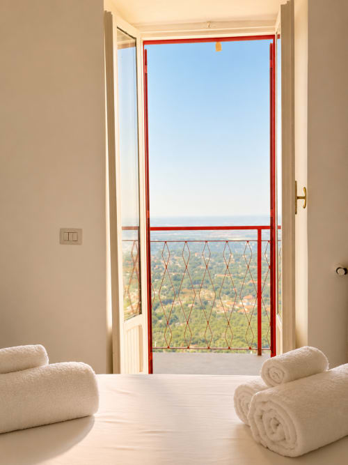 Vista dal balcone della camera con affaccio sul lago e la campagna dell'hotel Habemus a Rocca di Papa