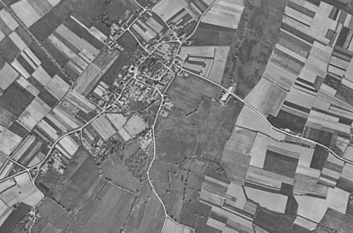 Vue aérienne du Château de Ribourdin B&B à Chevannes, France, entouré de champs agricoles