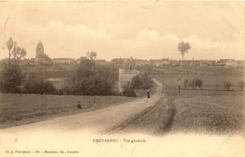 Vue champêtre vintage de Chevannes avec église, route bordée d'arbres et champs ruraux près du Château de Ribourdin