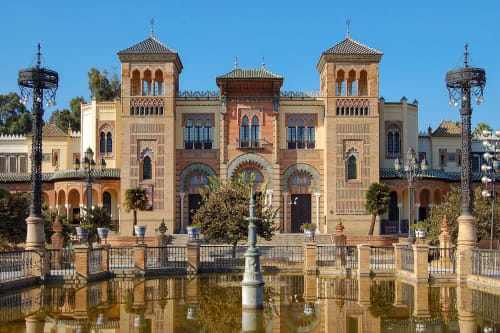 Palacio Mudéjar reflejado en el agua, Sevilla España - Arquitectura histórica cerca del Hostal San Vicente II