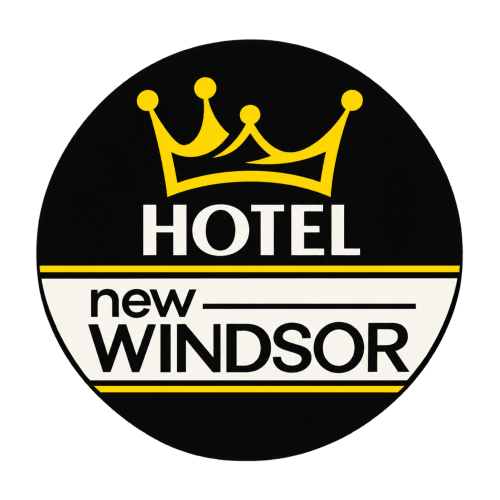 Logo de l'Hôtel New Windsor Étretat avec couronne dorée sur badge circulaire noir et blanc