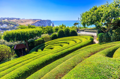 Jardin en labyrinthe aux haies parfaitement entretenues dominant les falaises et la mer à l'Hôtel New Windsor Étretat, Normandie