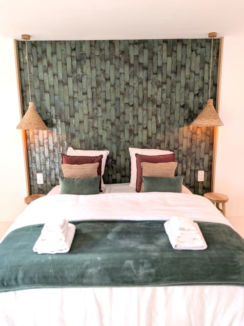 Chambre Eucalyptus au Domaine De La Souche : tête de lit en carrelage vert, lit capitonné, tables de nuit en bois et lampes en liège