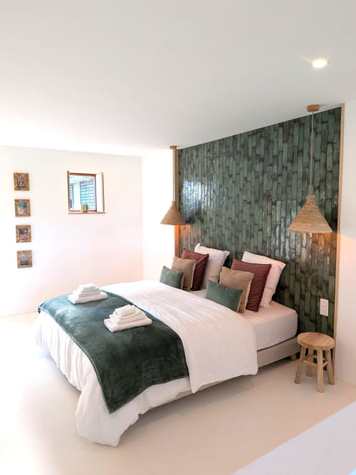 Chambre Eucalyptus du Domaine De La Souche à Rexpoëde avec tête de lit verte, vue sur jardin et draps blancs