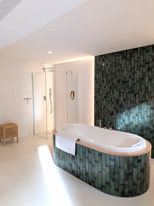 Salle de bains contemporaine au Domaine De La Souche avec baignoire en eucalyptus et douche pluie à Rexpoëde
