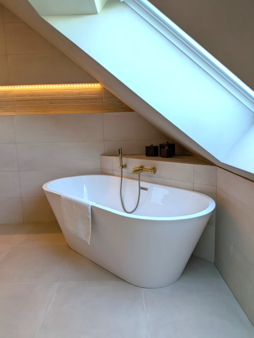 Baignoire blanche moderne autoportante, Chambre Baobab, Domaine de la Souche, Rexpoëde, France