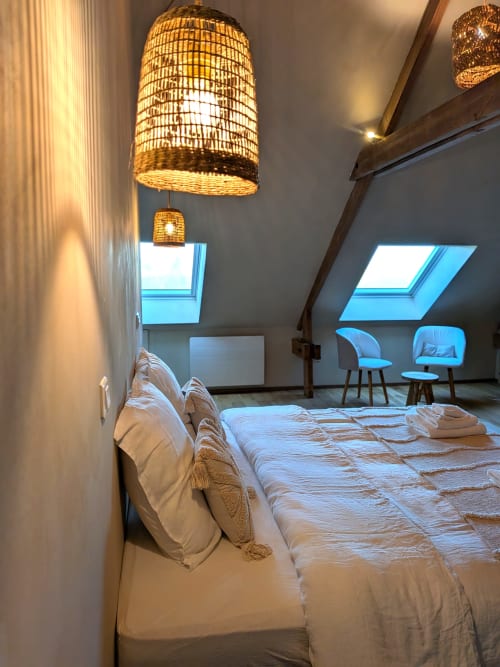 Chambre Baobab au Domaine De La Souche : chambre mansardée moderne avec luminaire suspendu tressé, literie blanche, fenêtres de toit