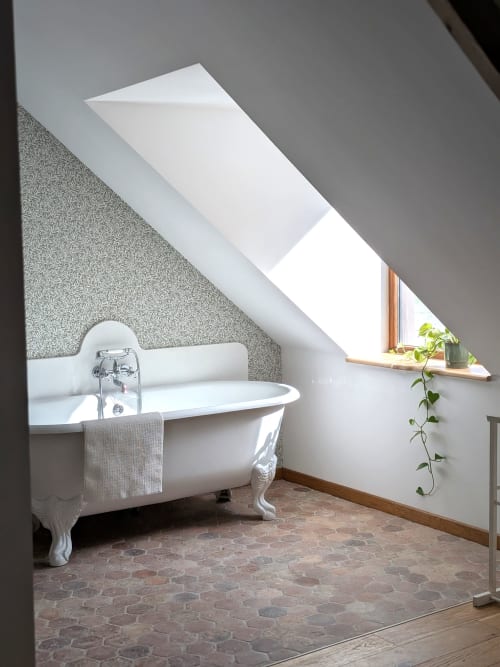 Baignoire îlot luxueuse de la Chambre Olivier au Domaine De La Souche, Rexpoëde, avec puits de lumière et vues sur le jardin
