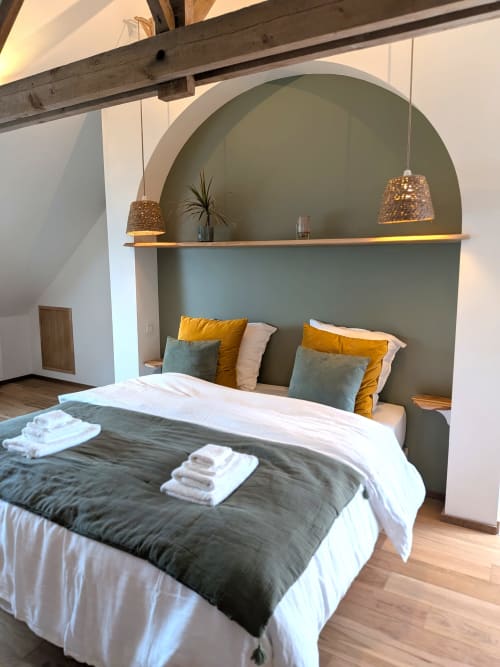 Chambre Olivier au Domaine De La Souche, Rexpoëde : Chambre moderne avec tête de lit voûtée verte, poutres apparentes et vue sur le jardin