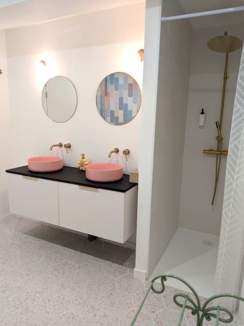 Salle de bains contemporaine avec deux vasques roses, robinetterie en laiton et douche italienne à Domaine De La Souche, Rexpoëde