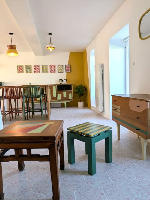 Appartement Sumac du Domaine De La Souche : salon avec meubles années 50, coin repas et portes donnant sur le jardin