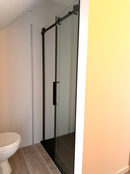 Élégante douche à l'italienne avec paroi coulissante en verre teinté dans la salle de bains de l'Appartement Sumac, Domaine De La Souche, Rexpoëde
