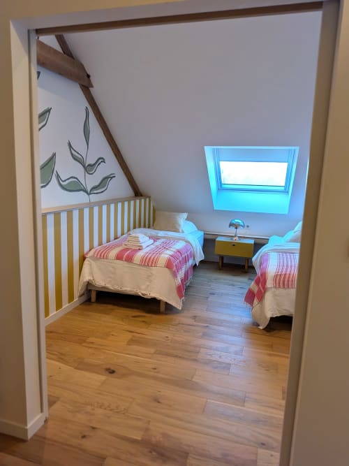 Chambre douillette mansardée au Domaine De La Souche avec lits jumeaux, têtes de lit rayées et velux à Rexpoëde
