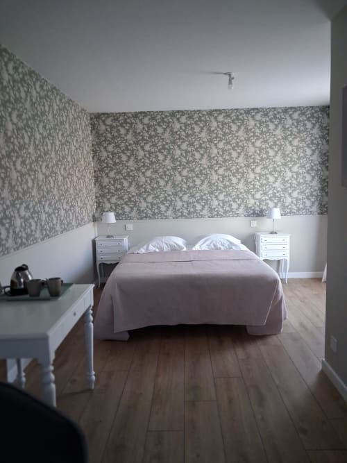 Chambre La Rosée à la Maison d'hôtes Roséliane à Belleville-en-Beaujolais avec papier peint fleuri, lit queen-size et parquet