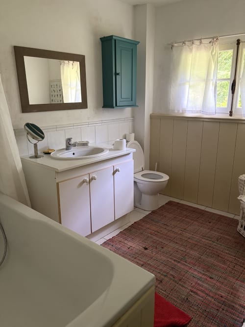 Salle de bain de la villa La maison de Noémie à Mon Week End A La Mer, Varengeville-sur-Mer, avec lavabo, toilettes et baignoire