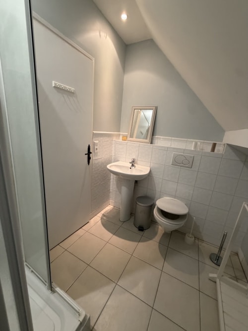 Salle de bain moderne avec lavabo sur colonne, toilettes et douche à la villa La maison de Noémie, Varengeville-sur-Mer