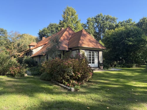 La villa de Noémie aux toits de terre cuite, nichée dans des jardins luxuriants à Varengeville-sur-Mer