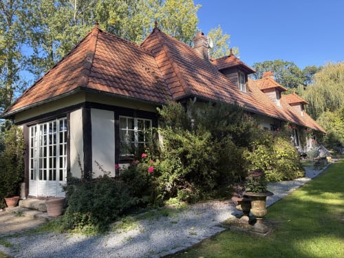 La maison de Noémie, villa aux toits de tuiles rouges, volets blancs et jardins luxuriants à Varengeville-sur-Mer