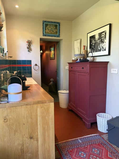 Cuisine de villa éclectique avec comptoir en bois, mobilier bordeaux, dosseret carrelé et décoration vintage à Mon Week End A La Mer