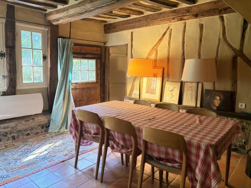 Salle à manger rustique de la villa Mon Week End A La Mer à Varengeville-sur-Mer avec poutres en bois, nappe à carreaux rouges et