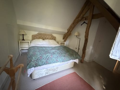 Chambre douillette sous les combles avec poutres apparentes et lit queen aux motifs floraux à Mon Week End A La Mer, Varengeville-sur-Mer