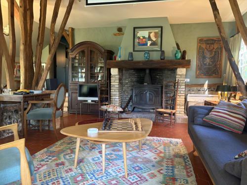 Spacieux salon de villa avec cheminée, poutres en bois, mobilier vintage et table de jeux à Mon Week End A La Mer,