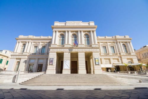 Neoklasycystyczny pałac w Reggio Calabria z imponującymi kolumnami i schodami, blisko Guest House Pellicano