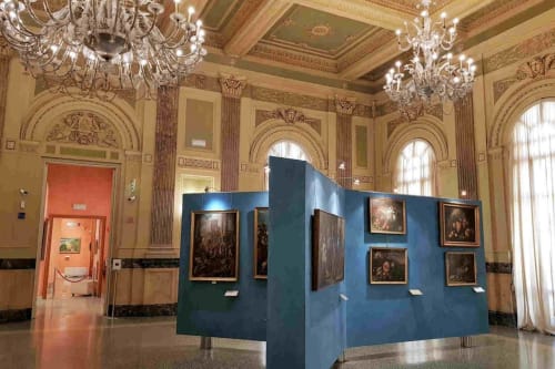 Elegancka galeria muzeum z ozdobnym sufitem z freskami, kryształowymi żyrandolami i klasyczną architekturą wystawiającą obrazy