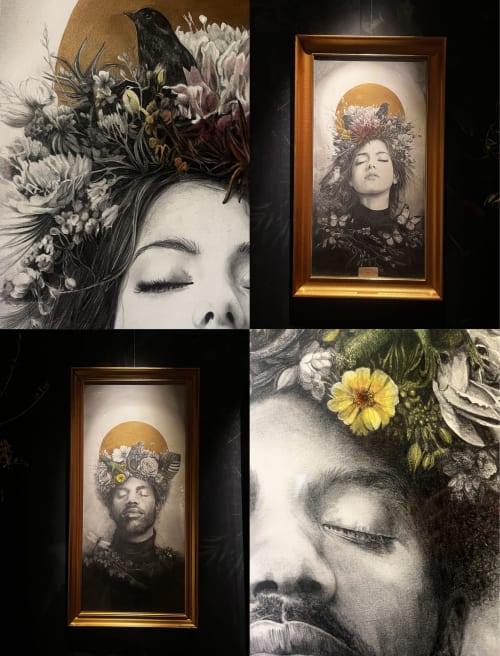Retratos artísticos con coronas florales y halos dorados exhibidos en marcos de madera en el Domaine de l'Ocrerie, Pourrain