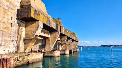 Ancienne base de sous-marins de Keroman à Lorient, dans le Morbihan, avec ses imposants bunkers en béton au bord de la rade.