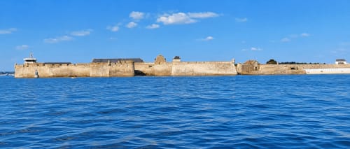 Vue panoramique de la citadelle de Port-Louis, dans le Morbihan, avec ses remparts historiques dominant la rade de Lorient.
