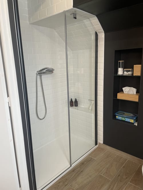 Salle de douche moderne avec carrelage blanc métro et finitions chromées à la Maison Suzanne, Le Clos d'Émilie, Saint-Marcel