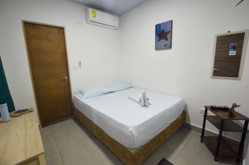 Acogedor dormitorio en Vamos pa San Andrés Isla con cama queen, AC, TV y comodidades modernas en San Andrés