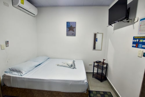 Habitación limpia en Vamos pa San Andrés Isla BnB con cama doble, aire acondicionado, TV y mobiliario básico en San Andrés Isla,