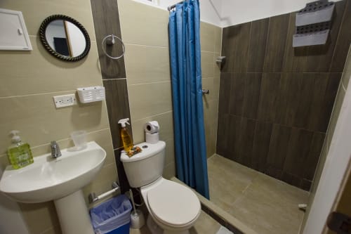 Moderno baño con lavamanos, inodoro y ducha en Vamos pa San Andrés Isla BnB, San Andrés, Colombia