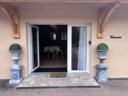 Élégante entrée de la Maison Carmen au Clos d'Émilie B&B à Saint-Marcel avec urnes décoratives et patio accueillant