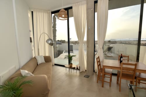 Apartamento Sunset House en El Cotillo con vistas al mar, salón moderno, comedor y balcón con vistas al