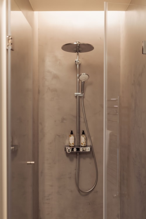 Baño moderno con ducha de lluvia y teleducha en la villa Quinta Das Pirâmides en Vila Nova de Famalicão, Portugal